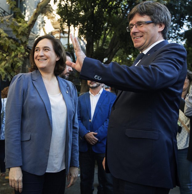 Puigdemont, junto a la alcaldesa de Barcelona tras la ofrenda floral al monumento de Casanova con motivo de la Diada. :: m. pérez / Efe