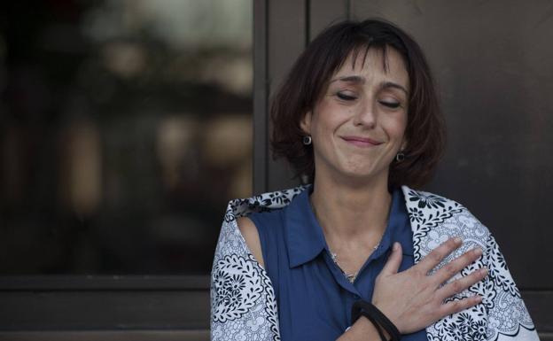 Juana Rivas emocionada y con la mano en el pecho tras serle concedida la libertad provisional sin fianza días atrás.