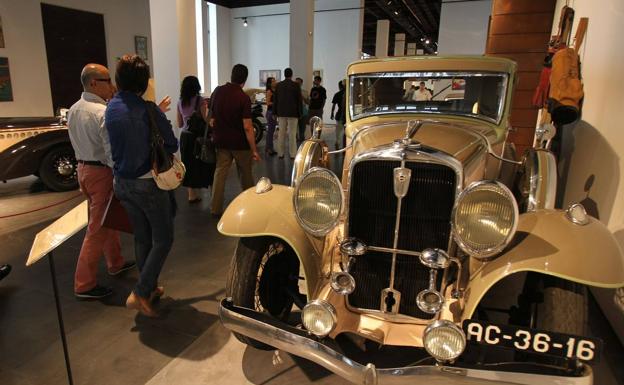 El Museo Automovilístico y de la Moda exhibe auténticas joyas de las cuatro ruedas que forman parte de la historia. 