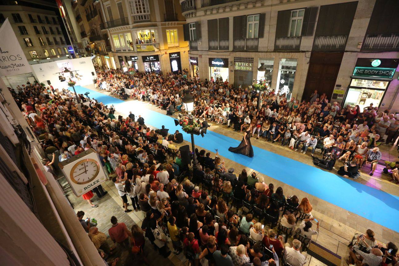 La calle Larios ha vuelto a llenarse en Málaga para seguir los desfiles de la Pasarela Larios 2017. El viernes 15 desfilaban Sonia Peña, Protocolo, Carla Ruiz, Vértize Gala, Gemma Melé, Ángel Palazuelos, Rafael Urquízar, Juan Segovia para Perlas y Bombones, Lucas Balboa, Ivana Picallo y Jesús Segado