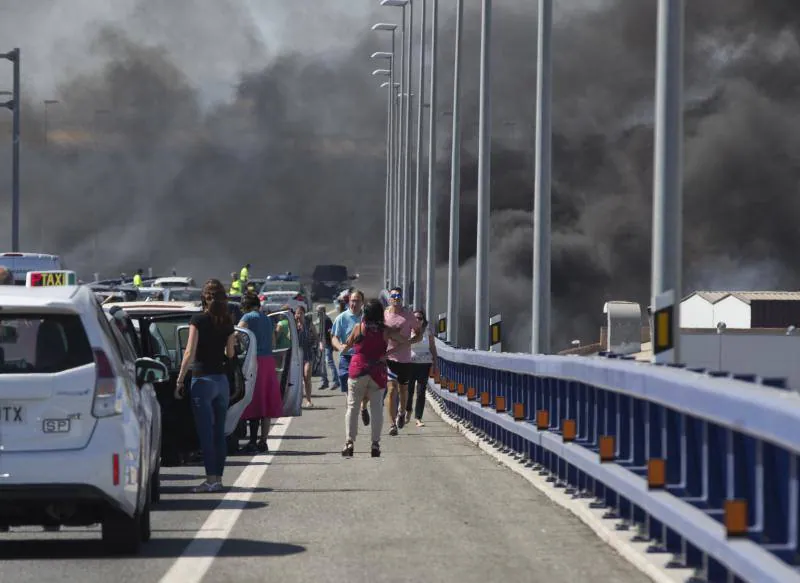 El fuego obligó a cortar el nuevo acceso al aeropuoerto