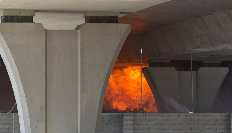 El fuego obligó a cortar el nuevo acceso al aeropuoerto