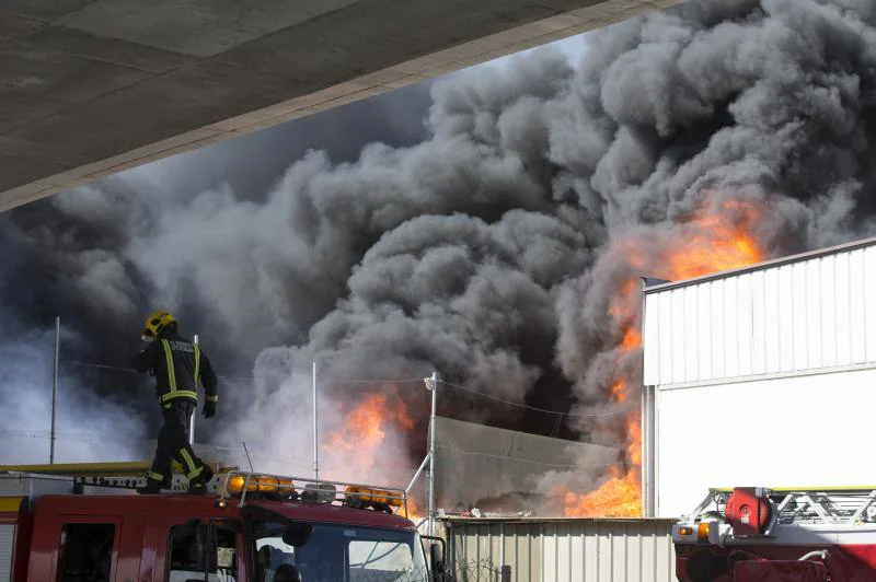 El fuego obligó a cortar el nuevo acceso al aeropuoerto