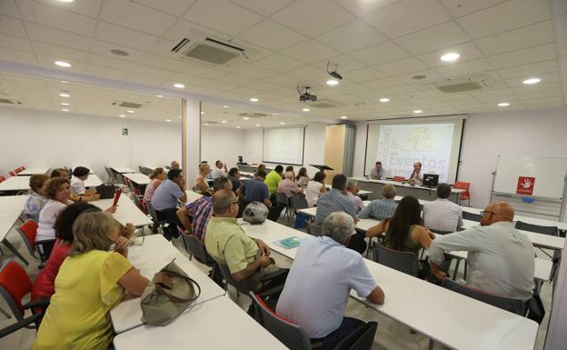 El colectivo ‘Basta ya’ celebró una asamblea en el Colegio de Médicos de Málaga.