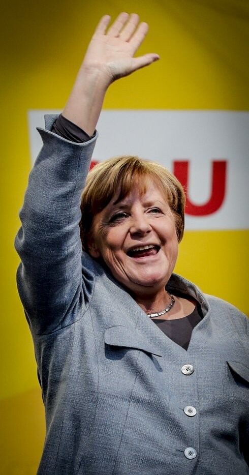 Una exultante Angela Merkel saluda a sus simpatizantes en uno de sus últimos mítines. :: reuters