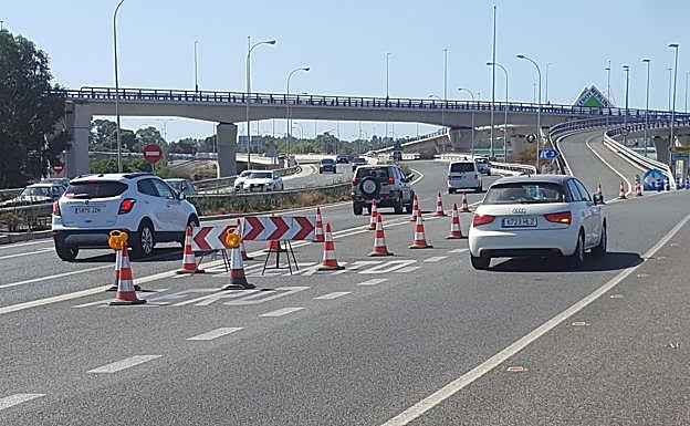 El acceso al aeropuerto continúa este domingo cortado. Galería del incendio