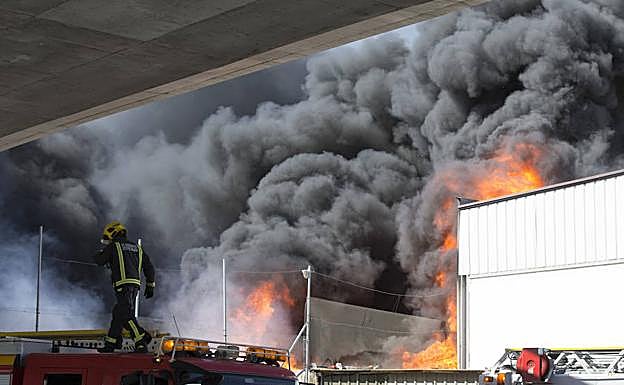 Bomberos actuando el sábado en la planta de reciclaje. 