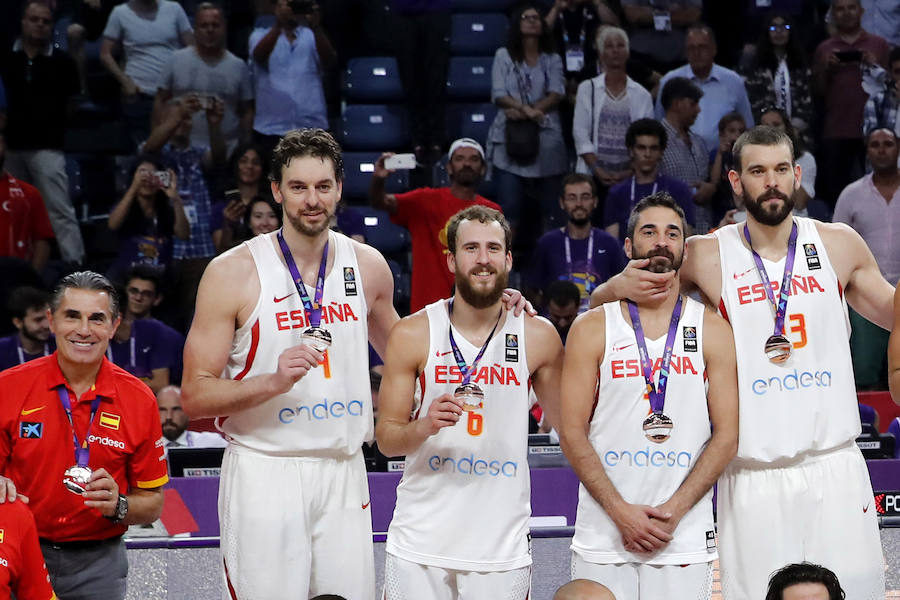 La selección española de baloncesto venció a Rusia en el duelo por el metal y último encuentro de Juan Carlos Navarro como internacional.