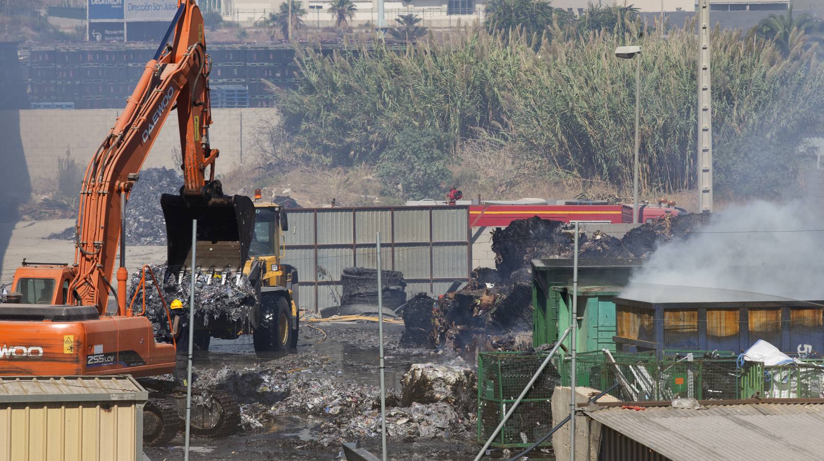 Los bomberos continúan con las labores de refresco de la nave incendiada este sábado