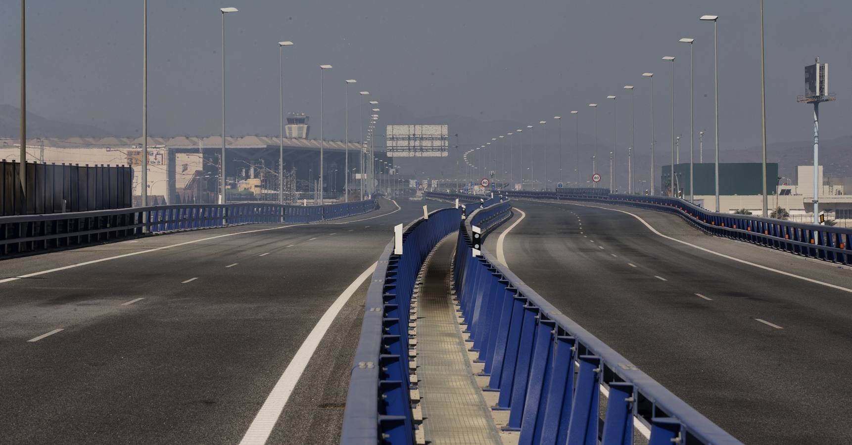 Los bomberos continúan con las labores de refresco de la nave incendiada este sábado
