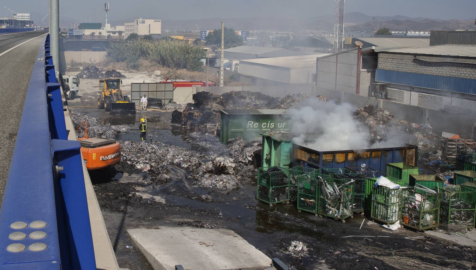 Los bomberos continúan con las labores de refresco de la nave incendiada este sábado