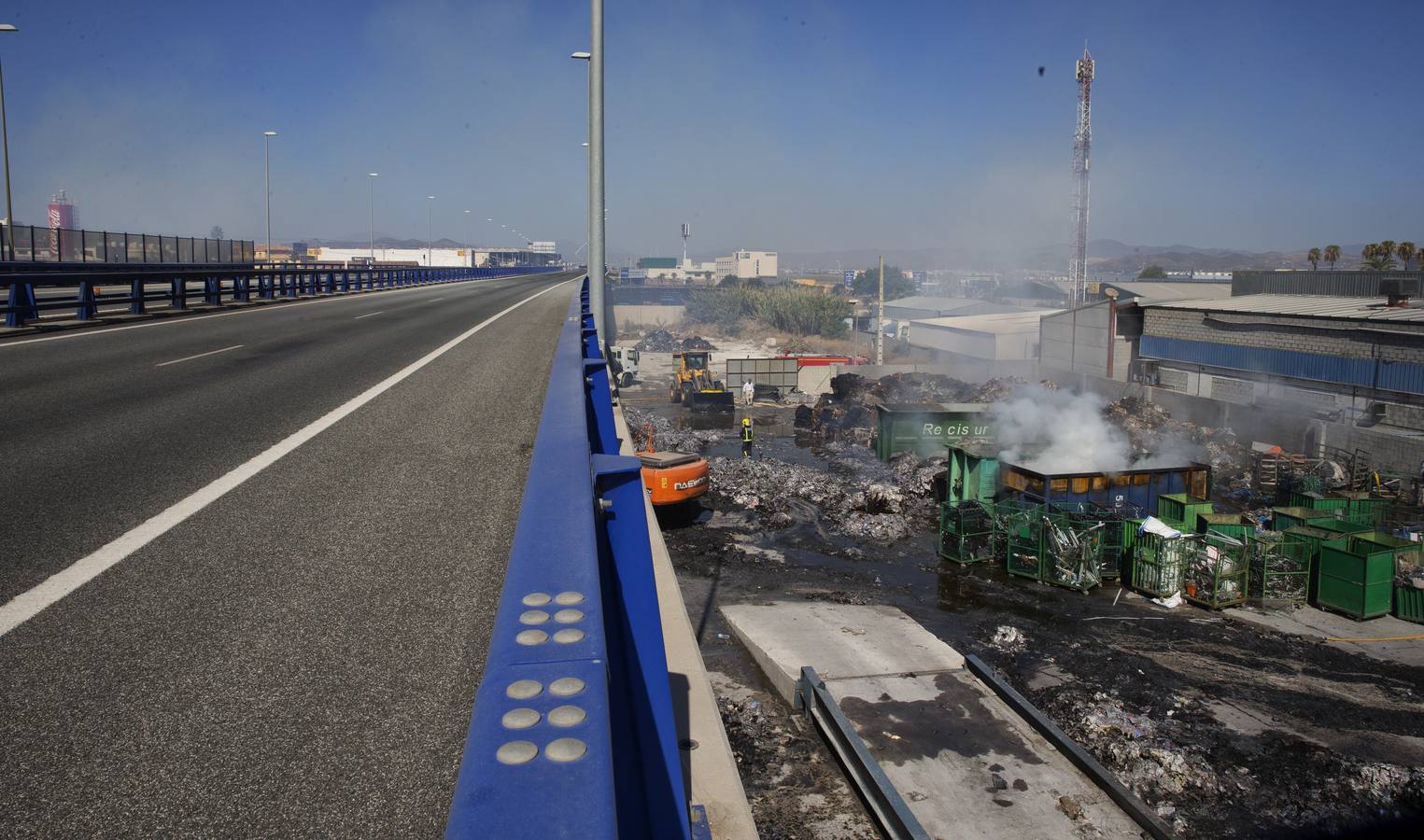 Los bomberos continúan con las labores de refresco de la nave incendiada este sábado
