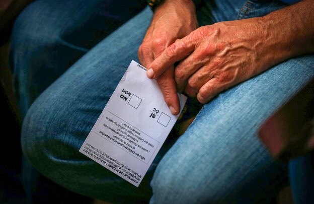 Un hombre sostiene una papeleta del referéndum el pasado jueves en el acto de apertura de campaña en Tarragona. :: albert egea / reuters