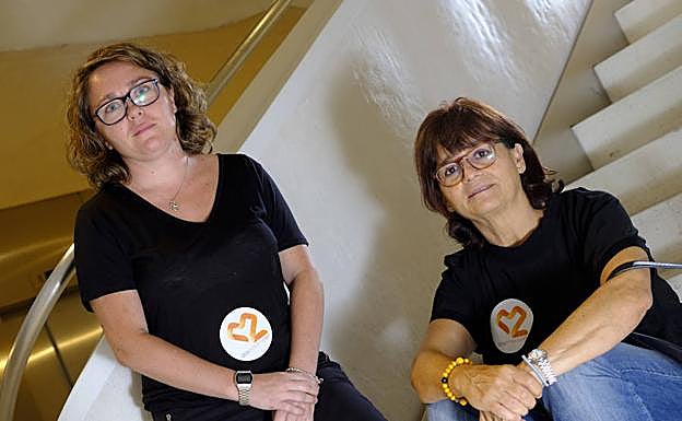 Irene Chico y Pilar Grande, dos de las usuarias de cannabis medicinal, durante la jornada de ayer en Madrid.