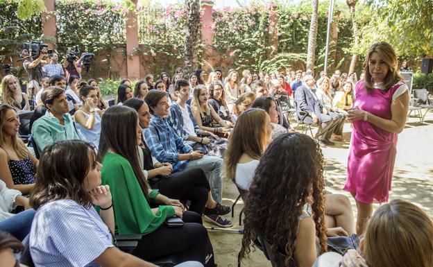 Susana Díaz ayer en San Telmo con jóvenes participantes del congreso anual europeo por la educación celebrado en Sevilla