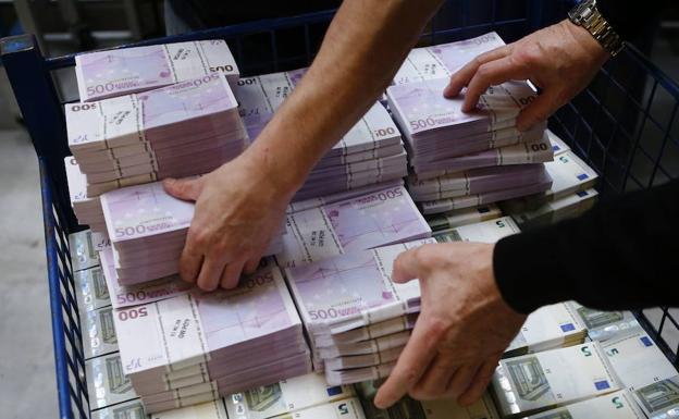 Billetes de 500 euros atascan un inodoro en un banco de Suiza: se busca a dos españolas
