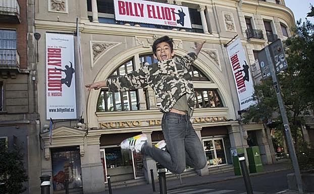 Cristian López, de 11 años, en las puertas del Teatro Alcalá de Madrid. 