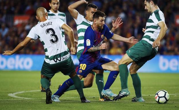 Messi, rodeado de futbolistas del Eibar. 