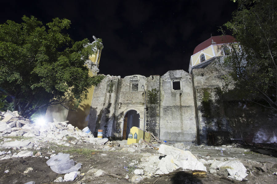 El terremoto de 7,1 grados en la escala de Richter, que sacudió fuertemente este martes a México, deja ya una cifra de 225 fallecidos. Las imágenes reflejan la situación actual de los habitantes ante el seísmo. 