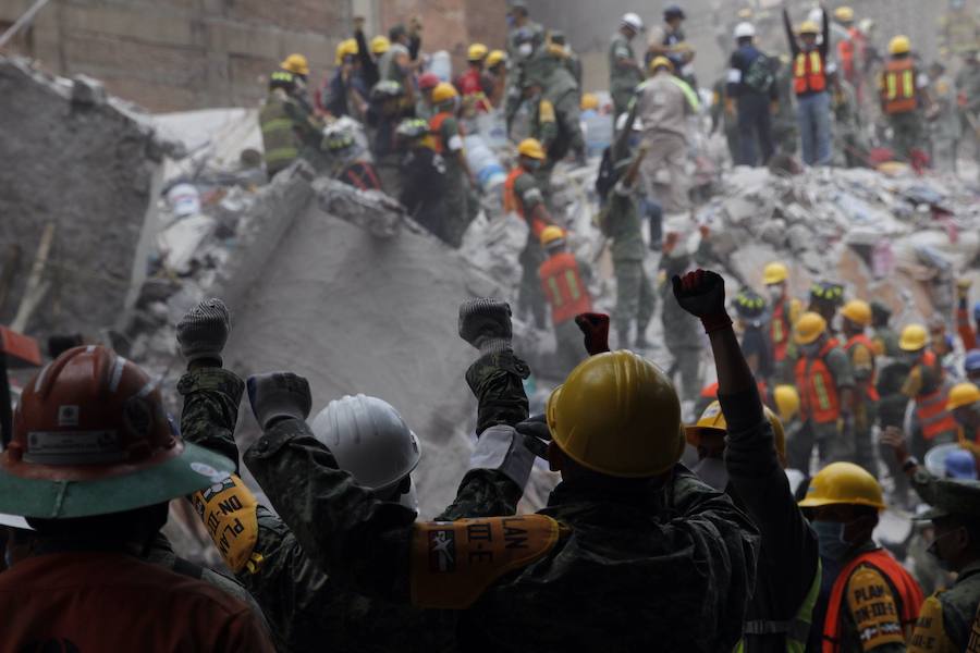 El terremoto de 7,1 grados en la escala de Richter, que sacudió fuertemente este martes a México, deja ya una cifra de 225 fallecidos. Las imágenes reflejan la situación actual de los habitantes ante el seísmo. 