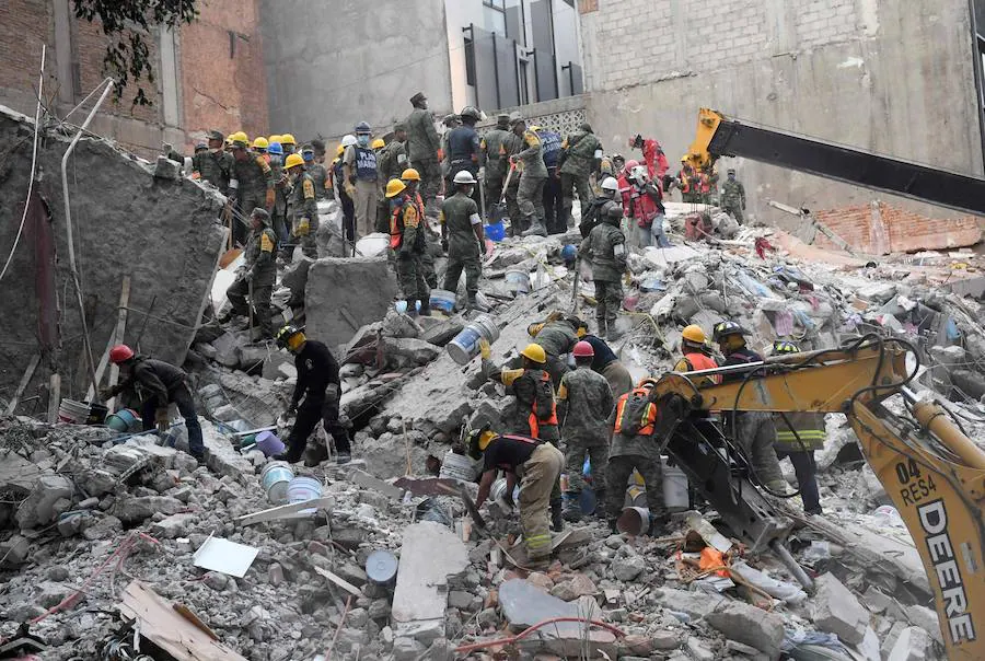 El terremoto de 7,1 grados en la escala de Richter, que sacudió fuertemente este martes a México, deja ya una cifra de 225 fallecidos. Las imágenes reflejan la situación actual de los habitantes ante el seísmo. 