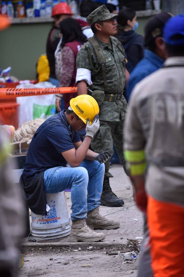 El terremoto de 7,1 grados en la escala de Richter, que sacudió fuertemente este martes a México, deja ya una cifra de 225 fallecidos. Las imágenes reflejan la situación actual de los habitantes ante el seísmo. 