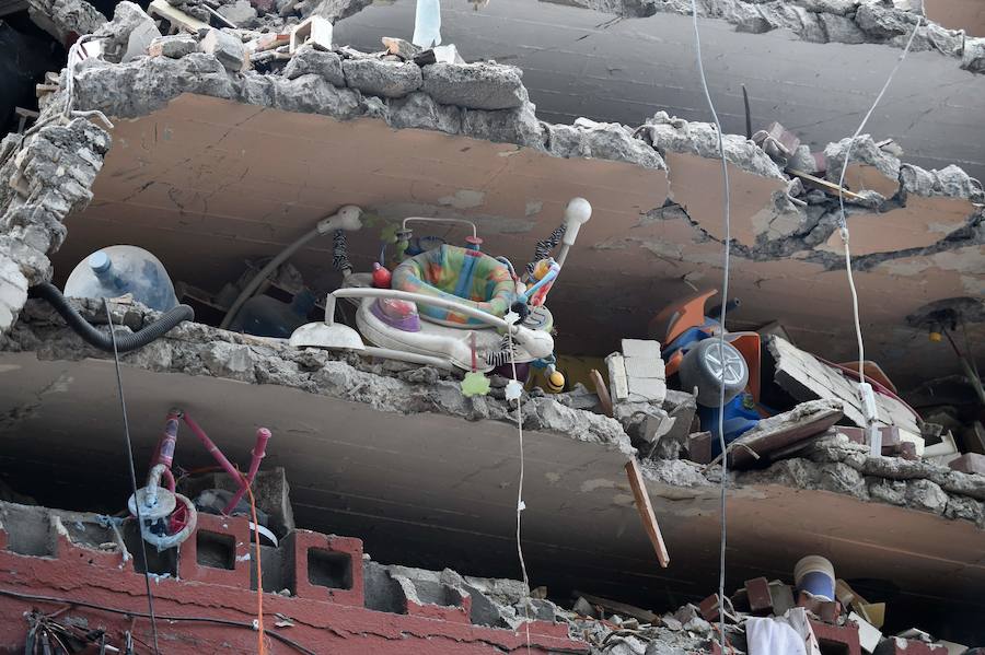 El terremoto de 7,1 grados en la escala de Richter, que sacudió fuertemente este martes a México, deja ya una cifra de 225 fallecidos. Las imágenes reflejan la situación actual de los habitantes ante el seísmo. 