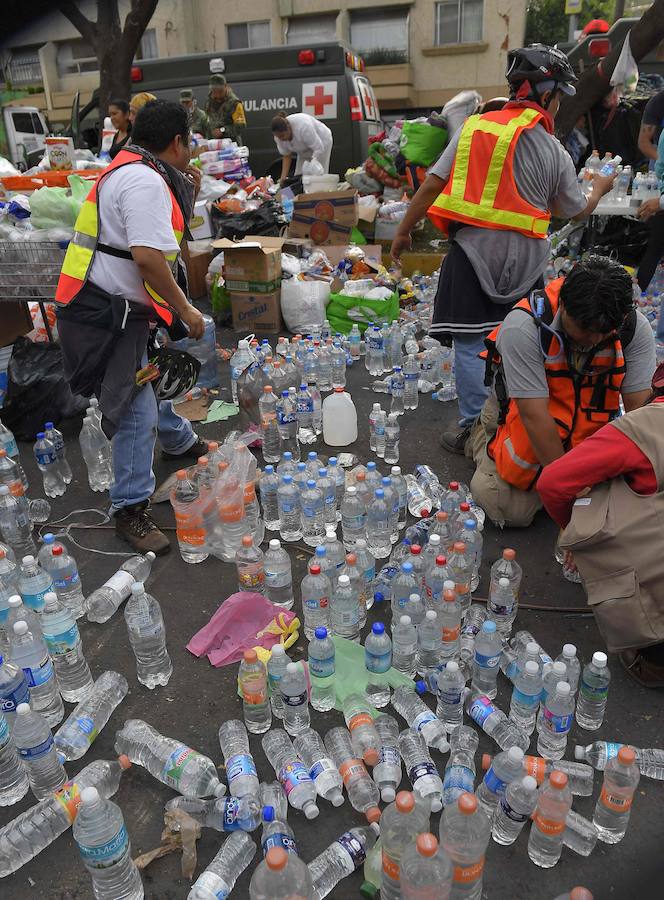 El terremoto de 7,1 grados en la escala de Richter, que sacudió fuertemente este martes a México, deja ya una cifra de 225 fallecidos. Las imágenes reflejan la situación actual de los habitantes ante el seísmo. 