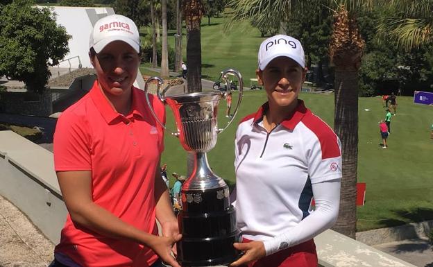 Carlota Ciganda y Azahara Muñoz, ayer en Guadalmina con el trofeo por el que competirán desde hoy hasta el domingo.