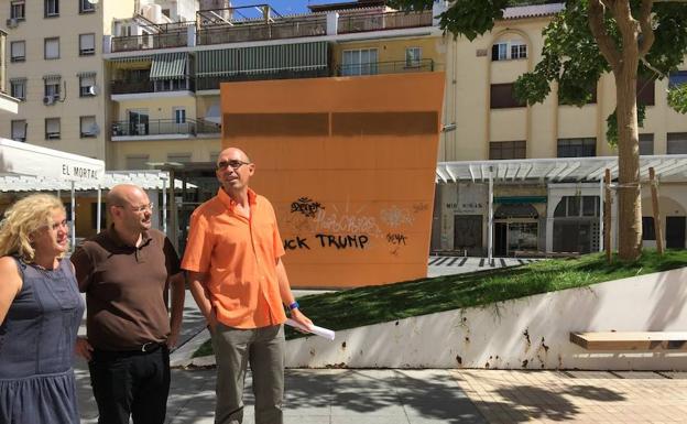 Ramos, Arrabalí y Zorrilla muestran los maceteros de diseño oxidados de la plaza de Camas. 