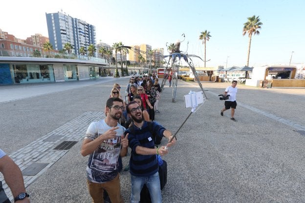 Cola del casting a Professional Traveller, ayer en la esquina del Muelle Uno. 