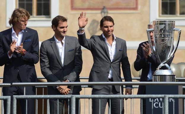Alexander Zverev, Roger Federer, Rafael Nadal y Bjorn Borg con el trofeo. 