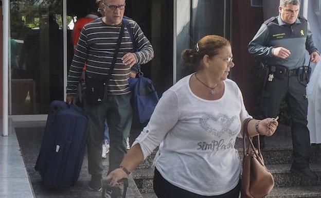 Mercedes y su marido, al ser trasladados.