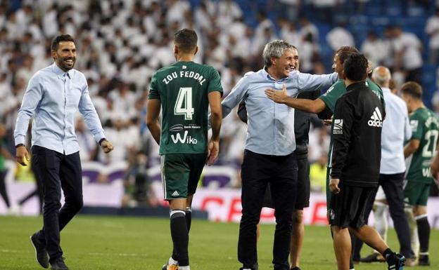 Quique Setién felicita a sus futbolistas. 