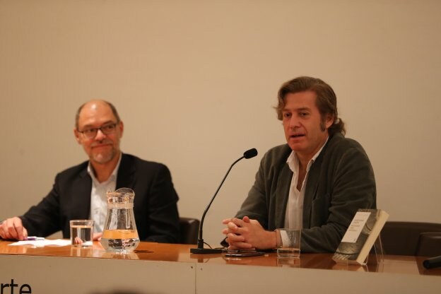 Javier Gomá (derecha), ayer, acompañado de Pablo Aranda, en el arranque del nuevo curso del Aula de Cultura de SUR. 