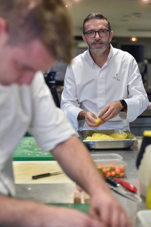 El chef Sébastien Bras, en la cocina de 'Le Suquet'. :: AFP