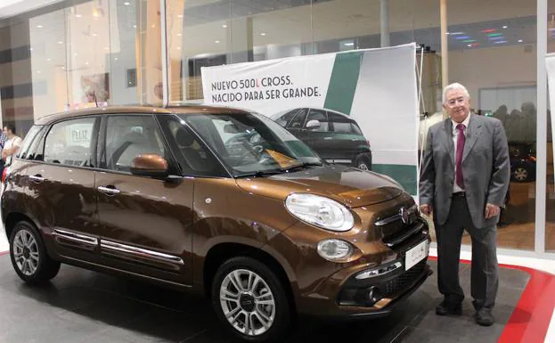 José Macías, gerente de Torino Motor, junto al nuevo Fiat 500L Cross.