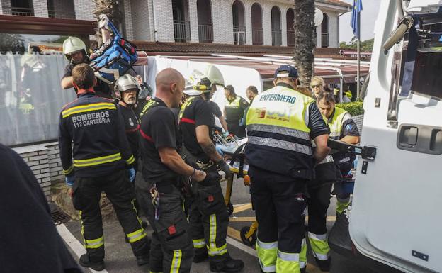 Bomberos trabajando tras el escape de gas. 