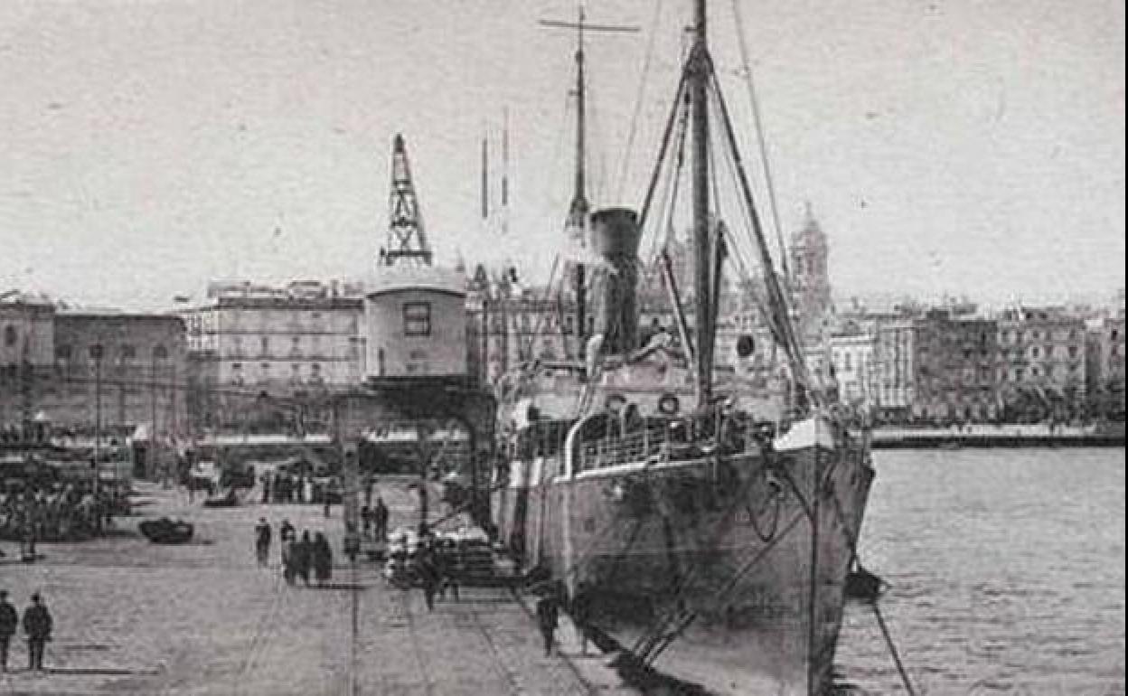 El Delfín en el puerto de Cádiz.