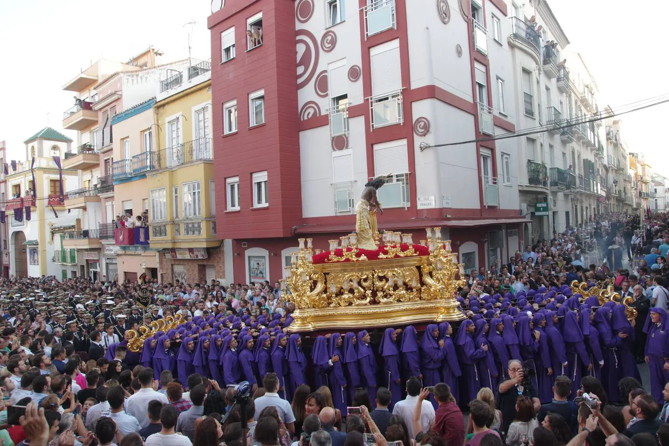 Cientos de personas presencian la procesión extraordinaria por las calles de Málaga