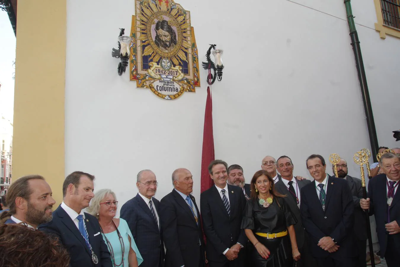 Cientos de personas presencian la procesión extraordinaria por las calles de Málaga