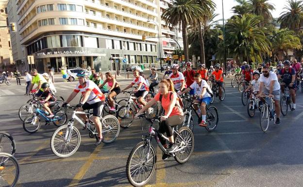 Multitudinario paseo en bici por las calles de Málaga