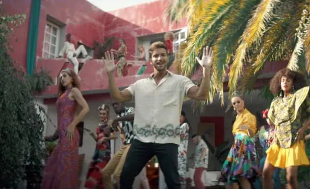 Pablo Alborán baila en el videoclip de ‘No vaya a ser’.