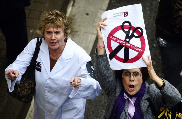 Dos doctoras participan en Barcelona en una concentración contra los recortes sanitarios. :: Manu Fernandez / ap
