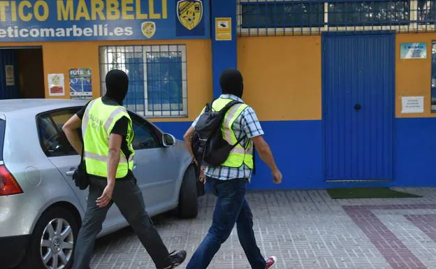 Guardias civiles, en las oficinas del Marbella FC. 