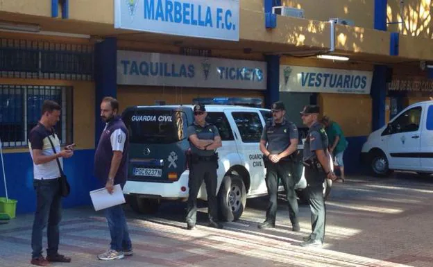 La Guardia Civil, ante las oficinas del Marbella Fútbol Club.