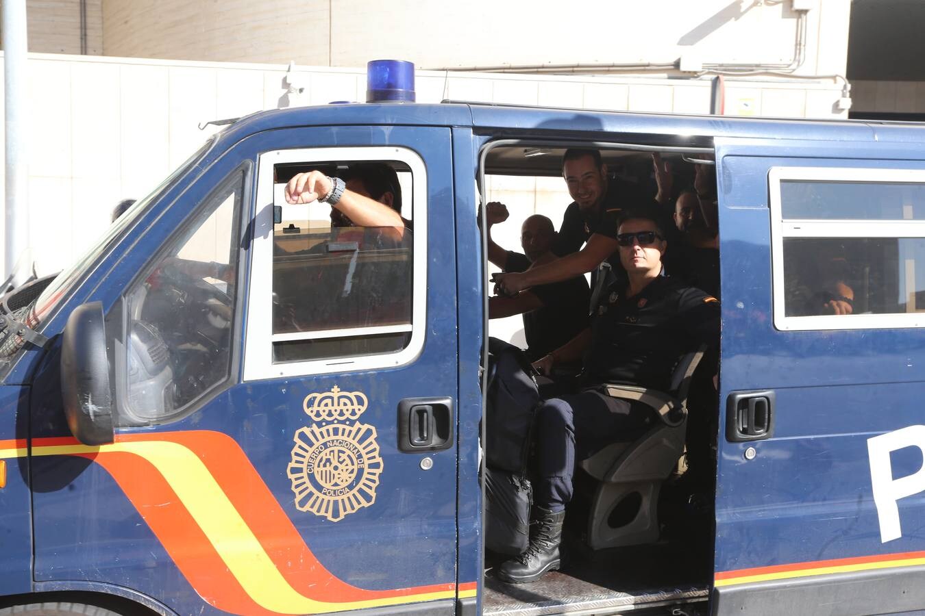 Policías nacionales de Málaga, jaleados a su salida a Cataluña