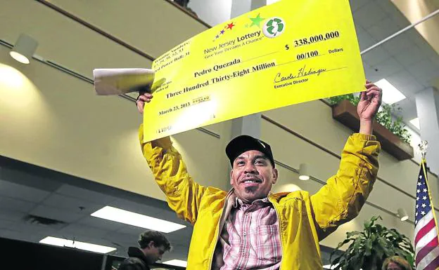 Pedro Quezada, pletórico, en marzo de 2013, cuando ganó 338 millones de dólares en la lotería más popular del país. Desde entonces, apenas ha vuelto a sonreír.