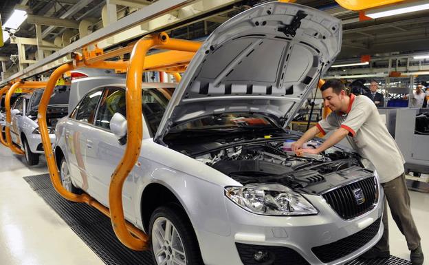 Un operario revisa el motor de un Seat Toledo en la cadena de montaje de la fábrica de Martorell.