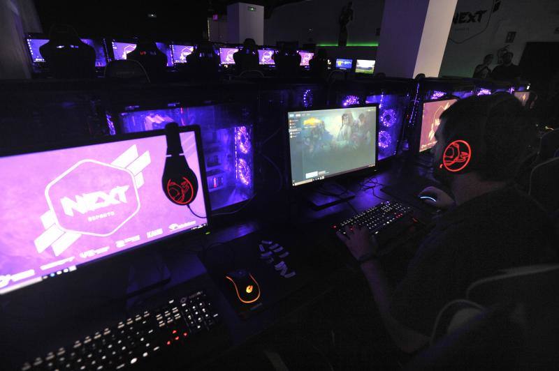 El local ofrece una experiencia total para los amantes de los deportes electrónicos